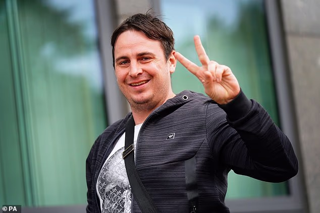 Prethodno je služio zatvorsku kaznu 2015. zbog lažne 'pljačke' u Nacionalnoj galeriji portreta koja je izazvala paniku