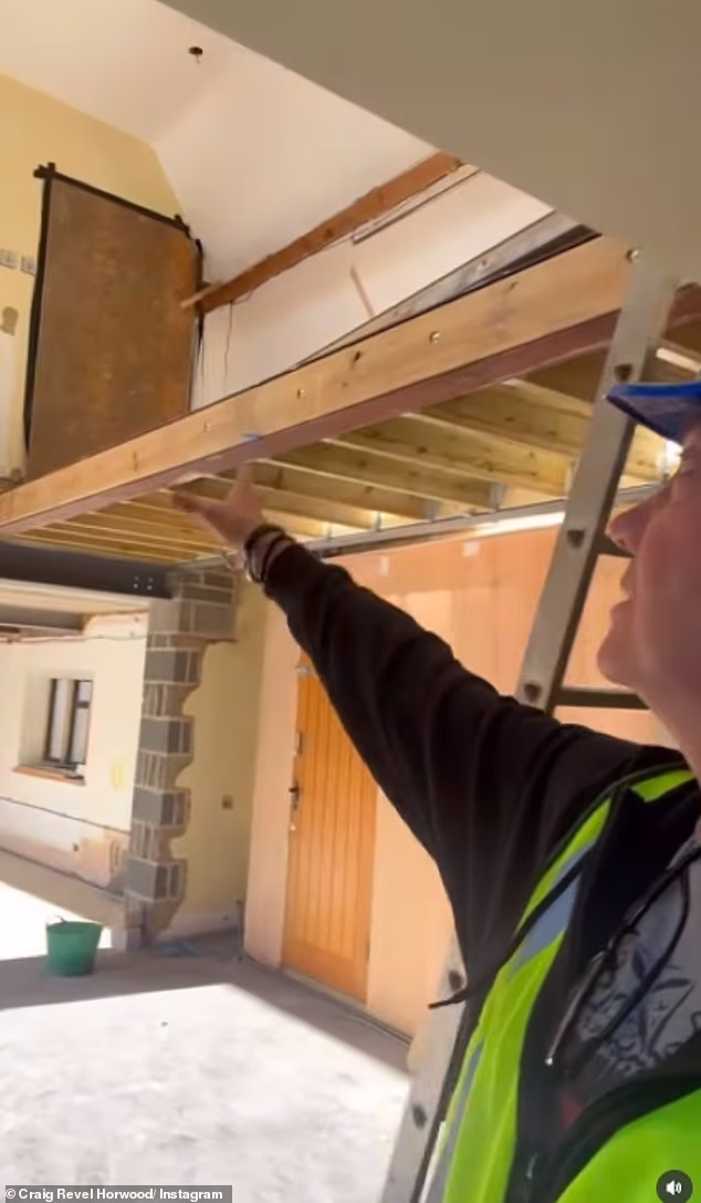 Napisao je u naslovu objave: 'Renoviranje moje kuće konačno je pri kraju faze rušenja i rekonstrukcija je dobro i uistinu počela'