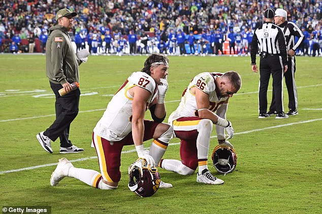 John Bates i Zach Ertz bili su među igračima Commandersa koji su kleknuli nakon ozljede