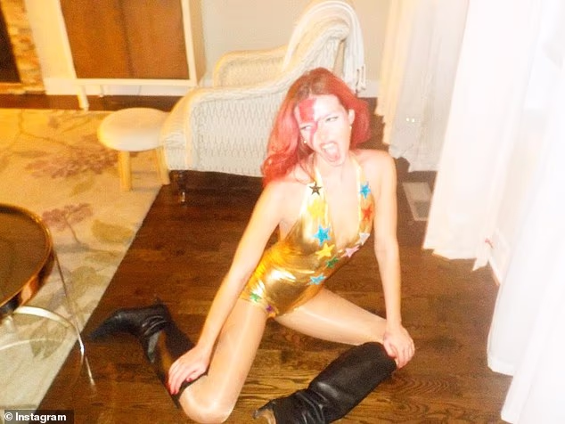 Kombinezon je bio prekriven šarenim zvjezdicama, a uparila ga je s crnim čizmama do koljena.