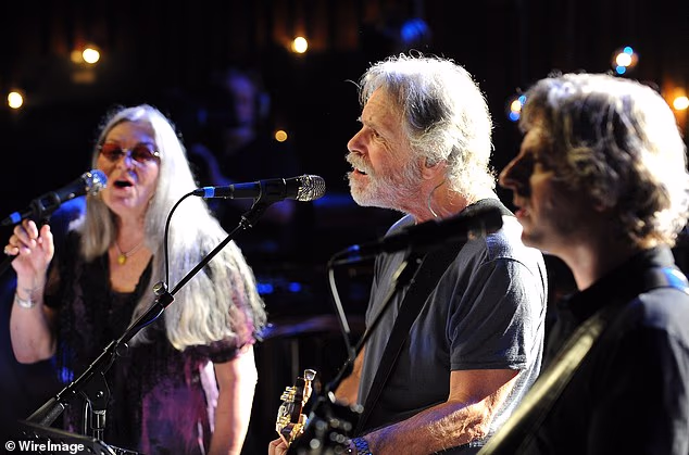 Slijeva, Godchaux i Bob Weir iz The Grateful Dead nastupaju s Mikeom Gordonom iz Phisha