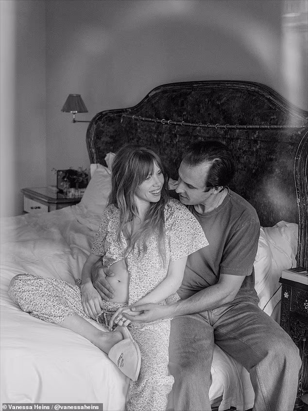 Jepsen je pogledala preko mjeseca dok je debitirala sa svojom kvrgom