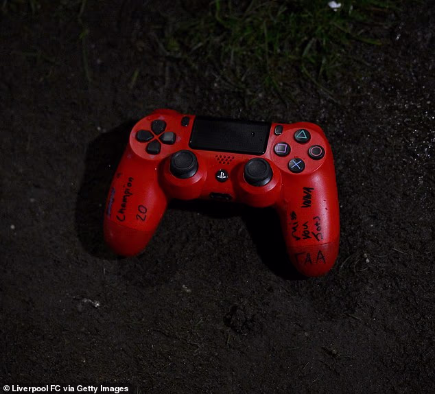 Odložio je i crveni PlayStation kontroler - u čast Jotine poznate ljubavi prema igricama