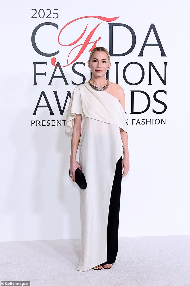 Michelle Williams također je favorizirala bijelu boju. Nosila je elegantnu haljinu na jedno rame s preklopljenim dekolteom i drugu crnu suknju koja je virila kroz visoki prorez njezine bijele haljine