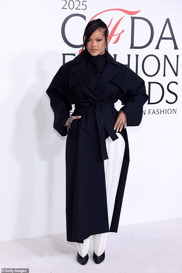 37-godišnja pop superzvijezda izgledala je bez napora šik u ponoćno plavom balonu. Nosila je bijele hlače s volanima uvučene u njezine crne potpetice i virile kroz okrugli prorez