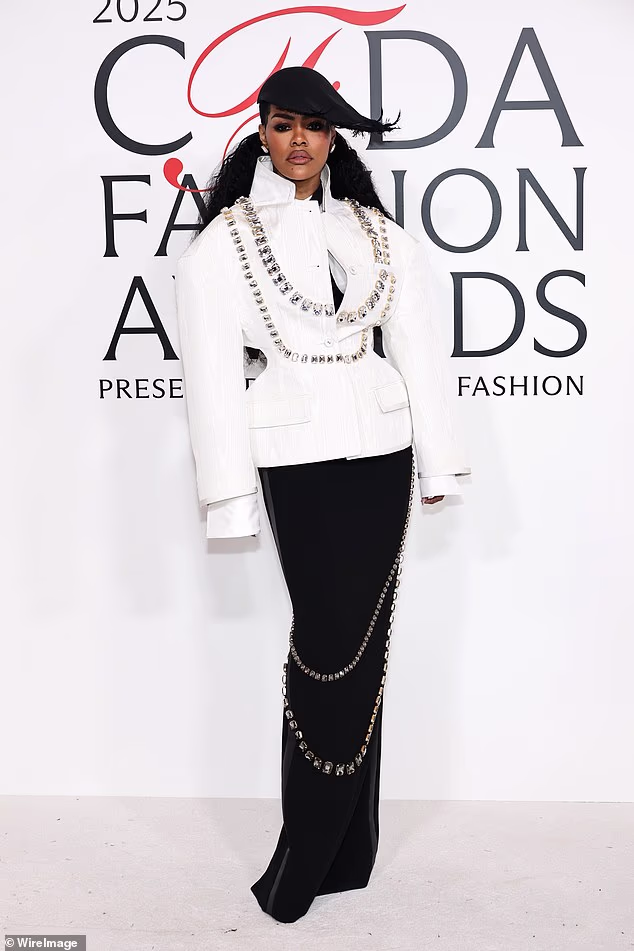 Zvijezda One Battle After Another, Teyana Taylor, nosila je bijeli sako i crnu haljinu s karikaturistički pretjeranim proporcijama zbog kojih je izgledala poput lutke