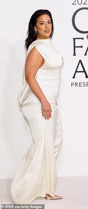 Dizajn bez leđa uparila je sa svijetlozlatnim štiklama na špic