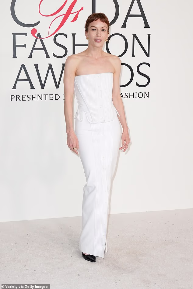 Zvijezda Severancea Britt Lower također je favorizirala bijelu boju s šik izgledom spuštenih ramena s nabranim gornjim dijelom u stilu korzeta inspiriranim prtljažnikom smoking košulje, uz usku bijelu suknju koja je imala isti nabrani dizajn. Odjevnu kombinaciju suprotstavila je crnim salonkama