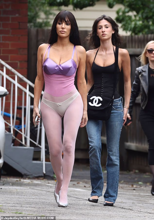 Angelina se u međuvremenu šepurila u crnom topiću s korzetom i uskim trapericama, s Chanel torbicom prebačenom preko ramena