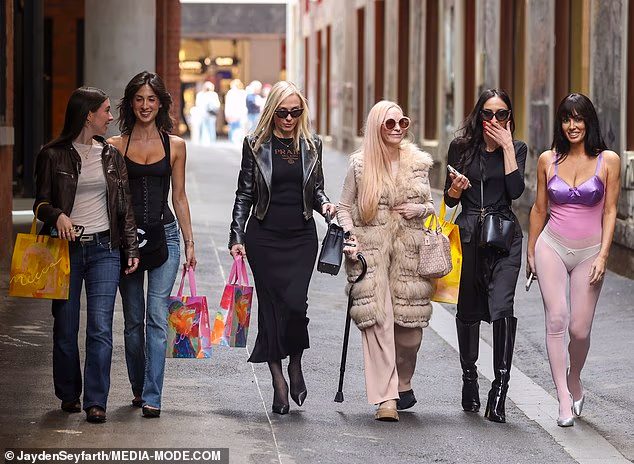 Nasuprot tome, Biancina pratnja nosila je relativno skromne kombinacije dok su se hrabro borili s oblačnim vremenom Melbournea