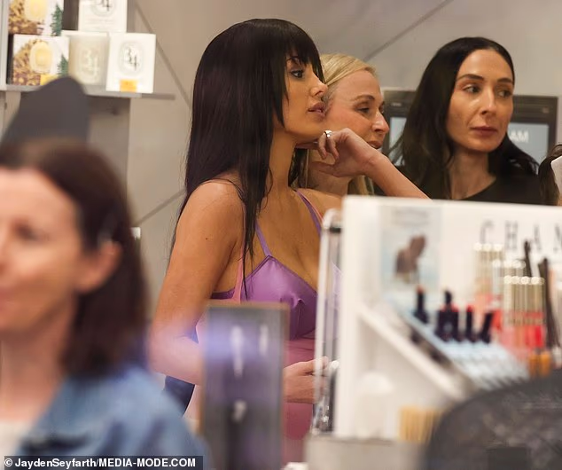 Skupina je primijećena u posjetu Meki radi kupnje kozmetike prije nego što je prošetala kultnim uličicama grada