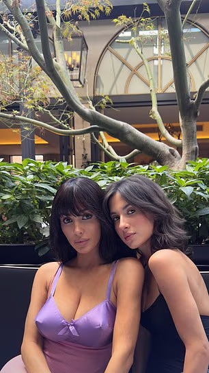 Angelia je podijelila fotografiju na kojoj je ušuškana sa svojom sestrom