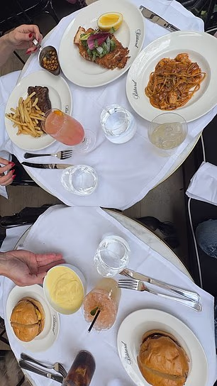 Podijelila je i fotografiju s gozbe koju su dijelili u Maison Bâtardu