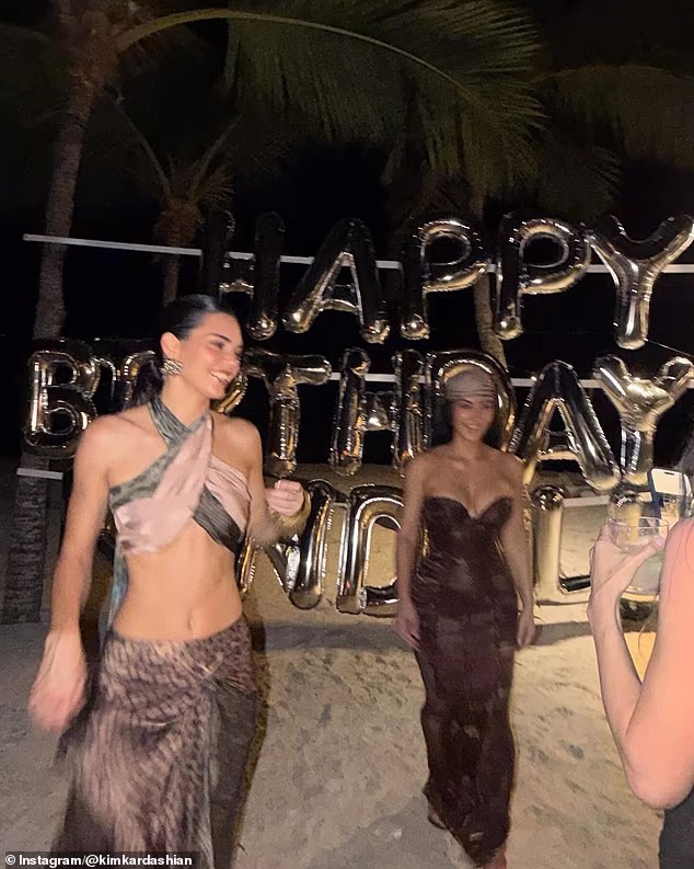 Kendall je zabljesnula svojim ravnim trbuščićem u kratkoj majici s halterima i suknjom s uzorkom, dok je Kim prikazala prsa u smeđoj haljini spuštenih ramena