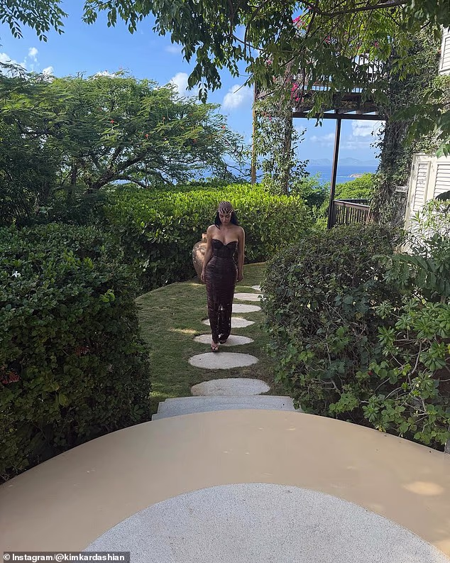 Reality zvijezda koja je postala glumica zaključila je svoju objavu s nekoliko fotografija na kojima pozira u svom rođendanskom kompletu na dnevnom svjetlu