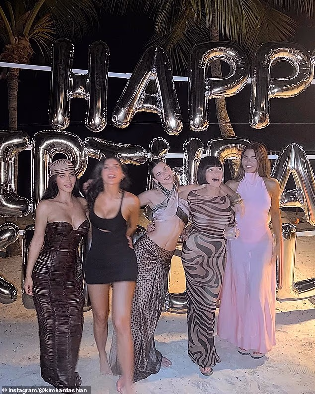 Druge Kimine fotografije pokazale su kako se njezine mlađe sestre Kylie Jenner i Khloé Kardashian pridružuju majci Kris Jenner kako bi proslavile Kendallin rođendan u stilu