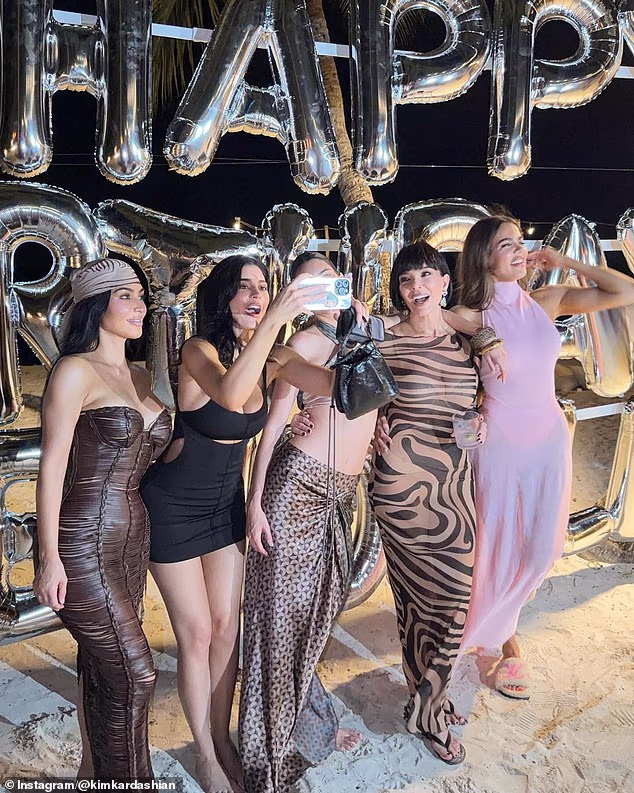 Na fotografijama je posebno nedostajala Kimina starija sestra Kourtney Kardashian, a nije bilo jasno je li ozloglašena domaćica doputovala