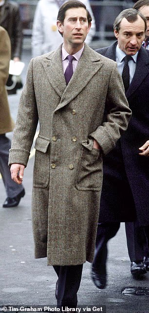 Kralj Charles na slici nosi gotovo identičan kaput tijekom putovanja u Carlisle 1986.