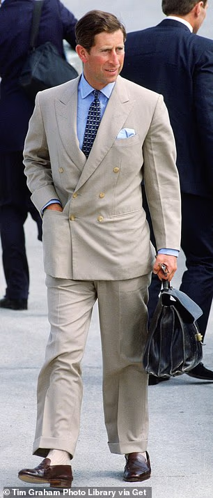 ... povlačeći usporedbe s odijelom koje je preferirao kralj Charles dok se pripremao za ukrcaj na kraljevsku jahtu 1989.