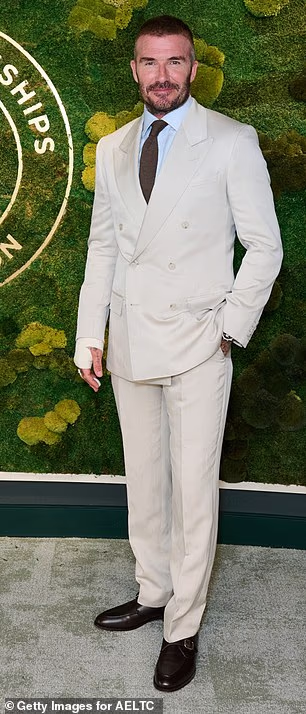 Umirovljeni nogometaš izgledao je oštro u dvodijelnoj dvodijelnoj majici krem ​​boje na Wimbledonu u lipnju...