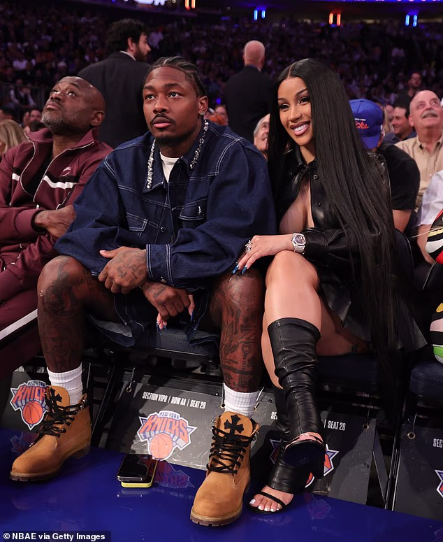 Hitmejkerica Bodak Yellow dočekala je dječaka prošlog tjedna sa svojim dečkom NFL igračem Stefonom Diggsom (33), koji je bio s Cardi kad im se rodio sin (na slici u svibnju)