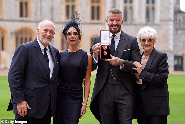 (LR) Ted Beckham, Lady Victoria Beckham, Sir David Beckham i Sandra Beckham u dvorcu Windsor nakon ceremonije u utorak