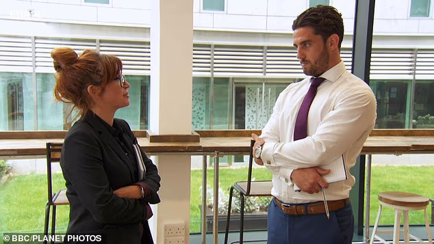 Vijesti o njihovoj vezi prvi put su se pojavile dok se emitirala serija 13, a izvještaji su u to vrijeme tvrdili da je dvojac bio prisiljen 'držati svoju romansu u tajnosti tjednima' (viđeno u emisiji)