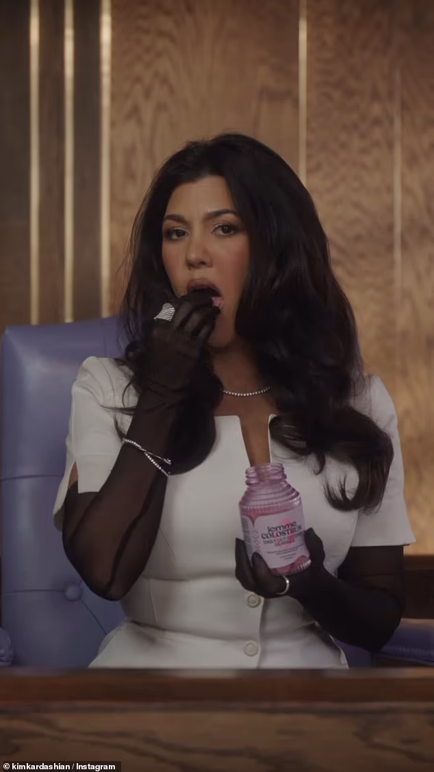 Kourtney dodaje da je Lemme Colostrum 'također poboljšao zdravlje mojih crijeva i ojačao moj imunološki sustav. To je samo za moju blistavu kožu'