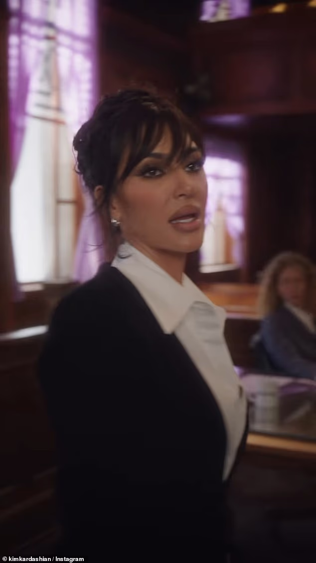 Kim je rekla da je posumnjala nakon što je primijetila da Kourtney 'iz dana u dan izgleda sve dotjeranije. Ali ona je stalno govorila, "Kim, još nije spremno."'