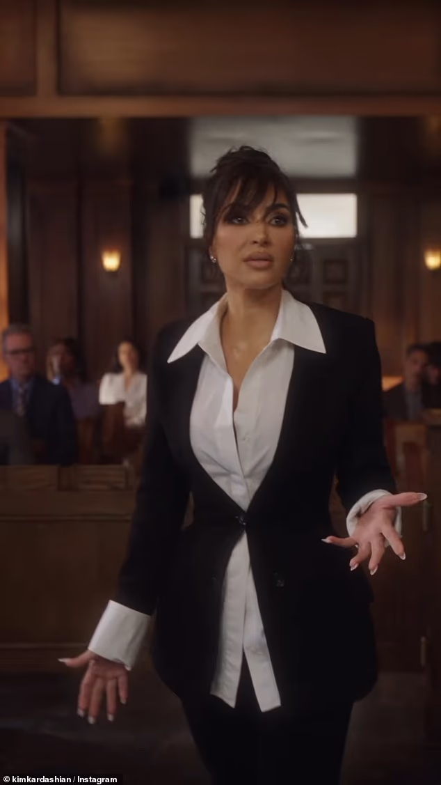 Kim iznosi svoj slučaj sucu i poroti, optužujući svoju sestru da 'čuva' njezine 'tajne zdravlja crijeva' od ostatka klana Kardashian-Jenner