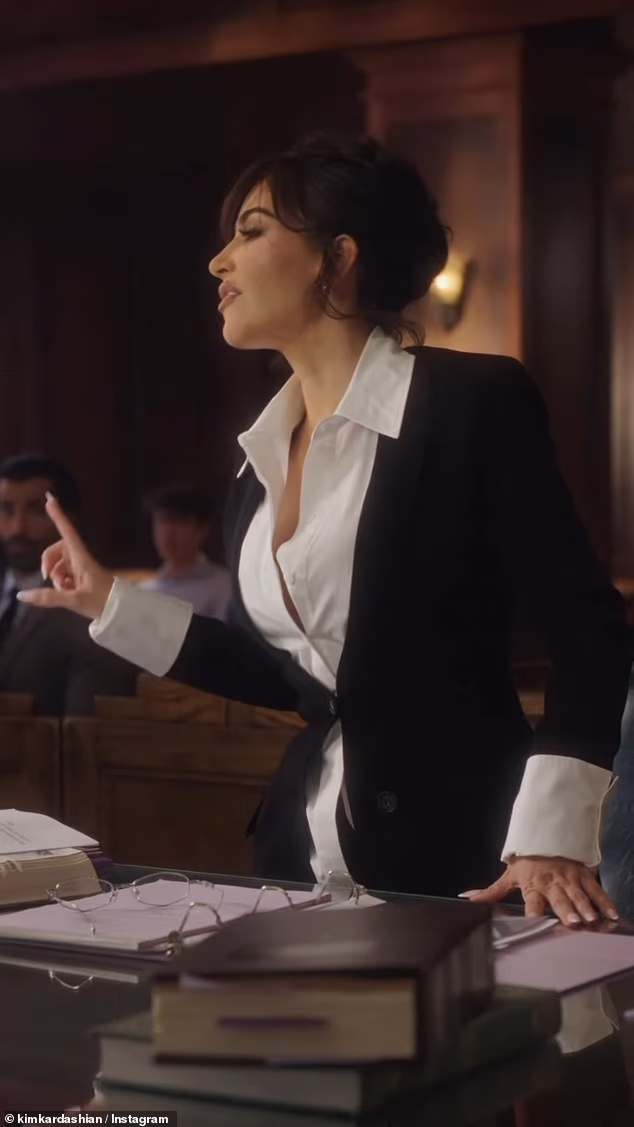 Kim uzvraća paljbu izjavljujući da je ona sestra Kardashian koja je 'izmislila sjaj!'