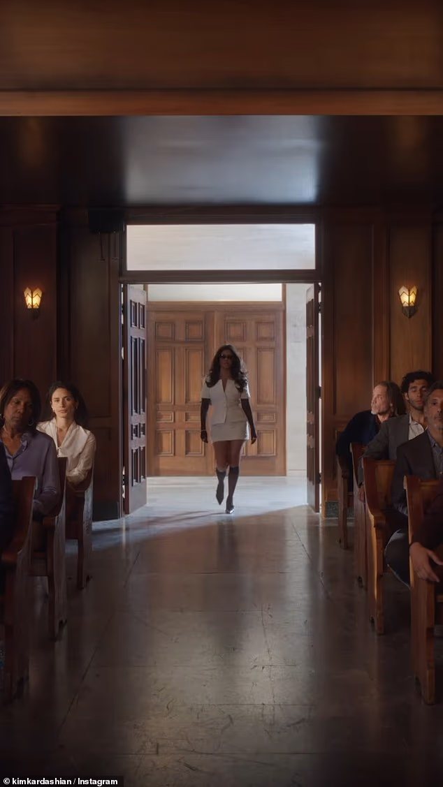 Dodatak Lemme počinje s Kourtney koja ulazi u prepunu sudnicu u chic bijelom topu, suknji, rukavicama do ruku i štiklama