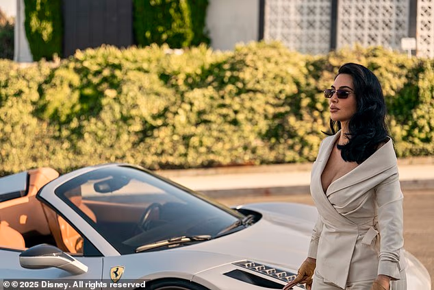 Oglas je izravan nagovještaj Kiminoj novoj Hulu emisiji All's Fair, koja je debitirala u utorak i u kojoj Kim glumi moćnu odvjetnicu u ženskoj odvjetničkoj tvrtki