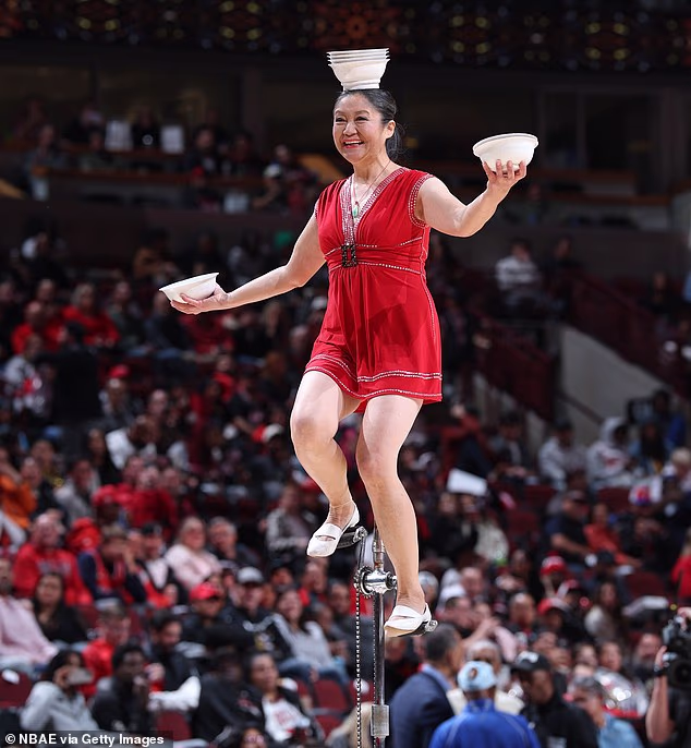 Njezina rutina je vožnja monocikla, podizanje zdjela nogama i balansiranje njima na glavi