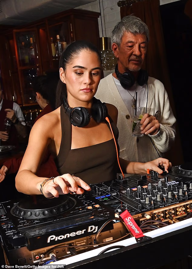 Dvojac otac-kći zajedno su pozirali iza DJ paluba tijekom njihove prve zajedničke svirke