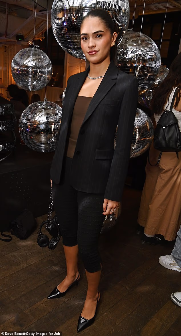 Za događaj Johna Lewisa, Kim je nosila smeđu majicu s ovratnikom i parom crnih pletenih capri hlača