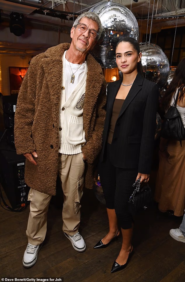 U međuvremenu je njezin tata izgledao otmjeno u bijeloj pletenoj kardigani s grafičkim detaljima, s bež kargo hlačama i smeđim plišanim kaputom