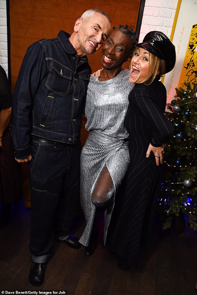 Pozirala je uz DJ-a Fat Tonyja, koji je nosio tamni dupli traper look, i glumicu Jaime Winstone