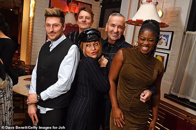 U međuvremenu se pojavila i voditeljica Clara Amfo, noseći smeđu svjetlucavu haljinu na nabrane rukave s kapom