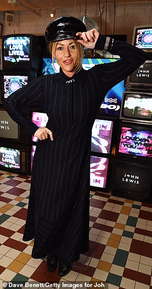 Imao je visoki dekolte i bretonsku kapu od lateksa