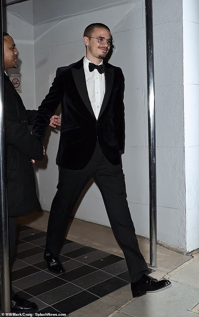 Izvor blizak obitelji otkrio je za Daily Mail da je obiteljski prijatelj Gordon bio oduševljen što će organizirati večeru kao svoj dar svom najboljem prijatelju