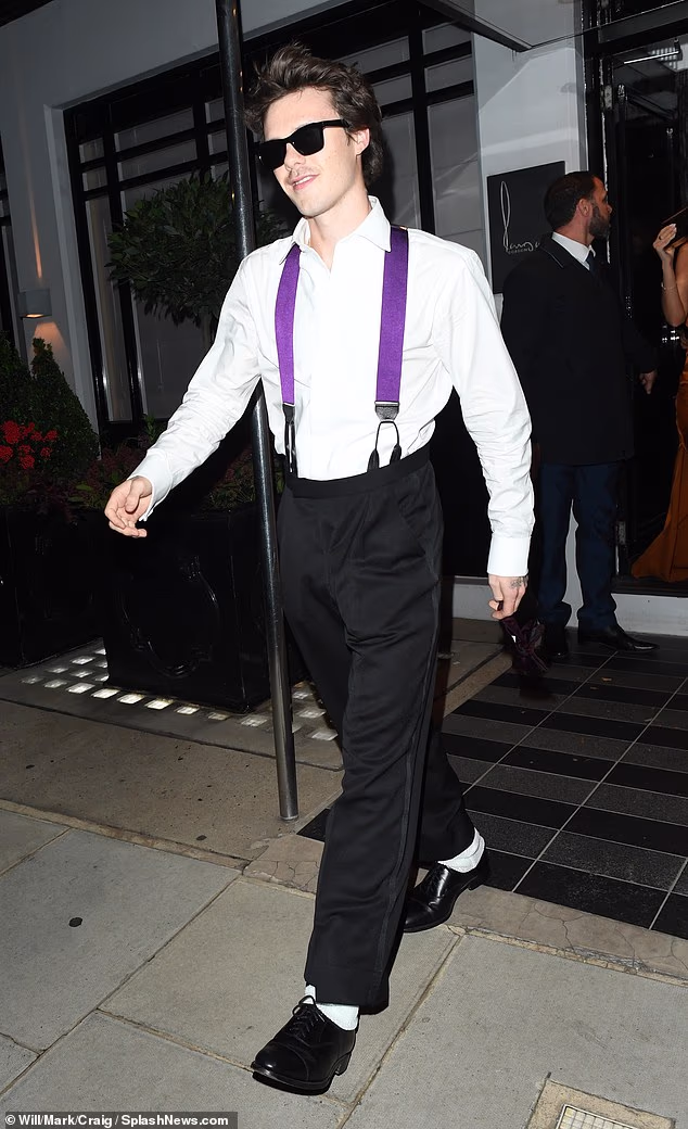 'Kao što je Davidov najbolji prijatelj Gordon odlučio da je najbolji dar prirediti mu prekrasnu večeru', rekao je insajder