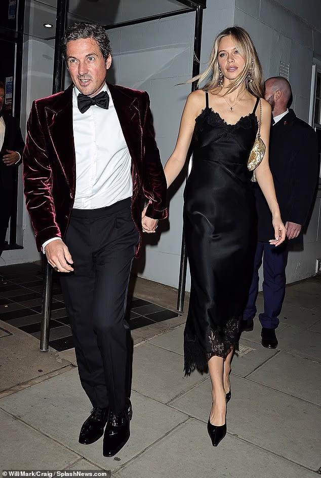 Davidov bliski prijatelj Dave Gardner (47) lijevo ruku pod ruku sa svojom djevojkom modelom Victoria's Secret Jessicom Clarke (31)