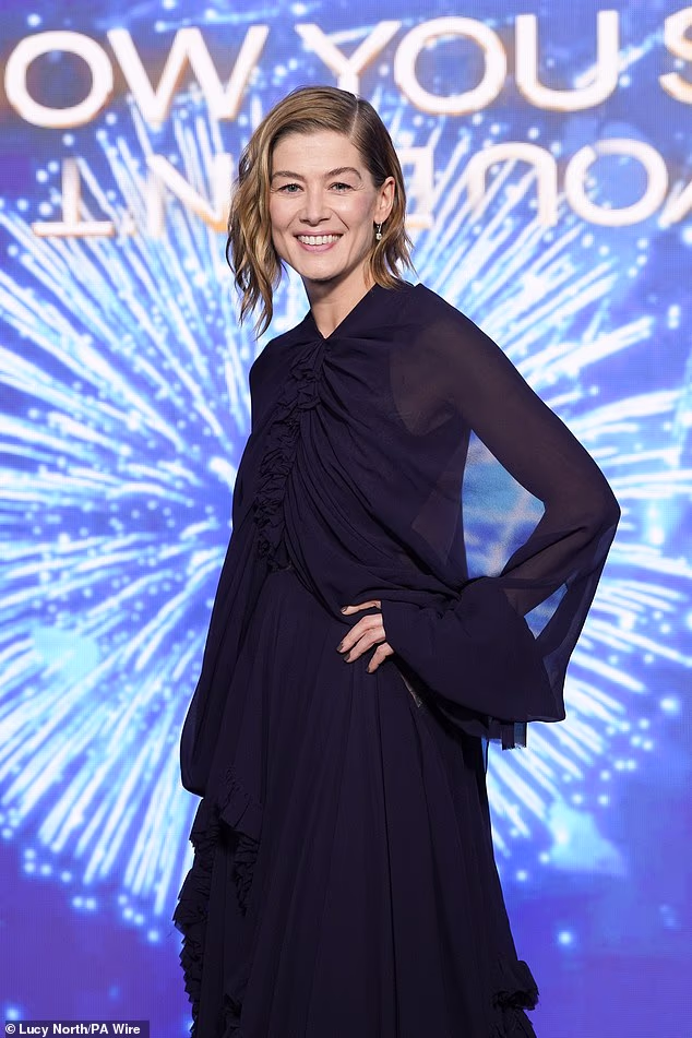 Rosamund, 46, koja se pridružila glumačkoj postavi Now You See Me za treći film, elegantno je izgledala u plavoj haljini od šifona