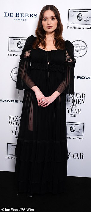 Glumica White Lotusa Aimee Lou Wood stigla je u zadivljujućoj poluprozirnoj crnoj haljini