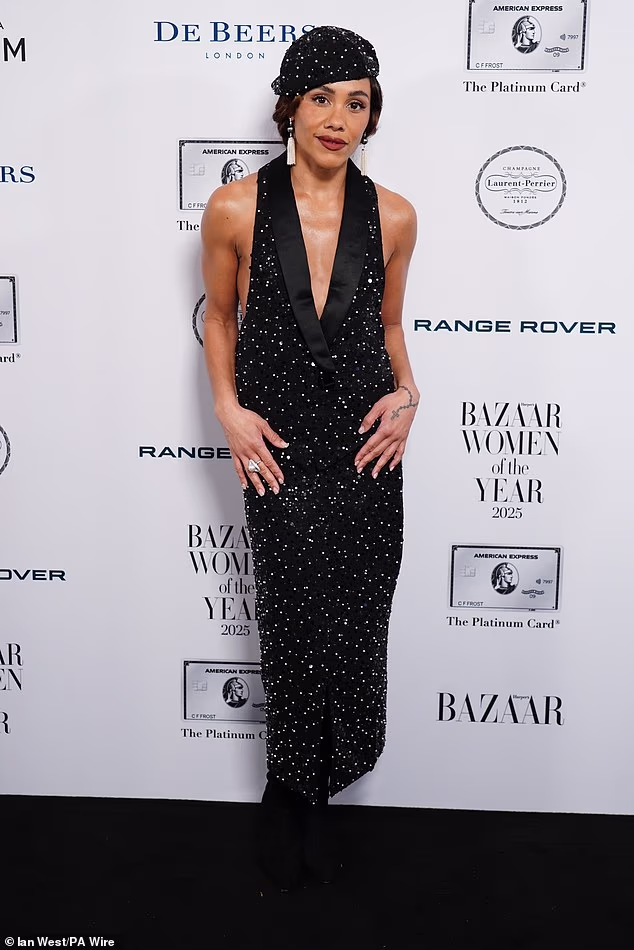 Alex Scott zapanjila je u blistavoj dubokoj haljini i napravila šik novu frizuru za dodjelu godišnjih nagrada