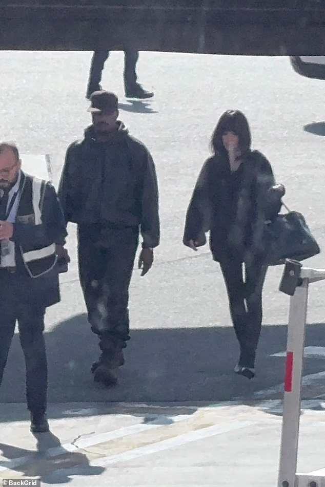 Censori i Ye bili su odjeveni u potpuno crne kombinacije dok su hodali asfaltom, a reper je izgledao u istoj odjeći sa svog sastanka u utorak