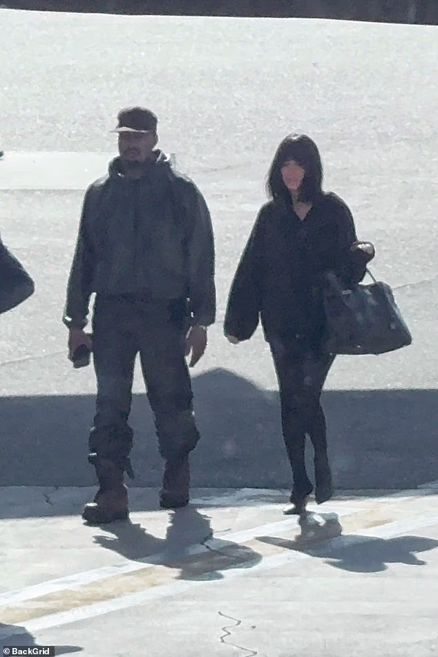 Do pomirbe je došlo samo dva dana prije nego što je Ye uočen sa svojom nedostižnom suprugom, Biancom Censori, kako se u četvrtak ukrcava na avion iz LAX-a