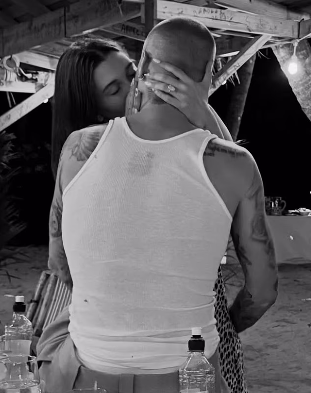 Djevojka s naslovnice također je viđena kako se ljubi sa svojim suprugom Justinom Bieberom u odvažnoj slici koju je uključila u raskošni vrtuljak. 'Dovraga da!' napisala je supermodel u svom opisu. Žao nam je, pjevač Justin pritisnuo je gumb za lajk i napisao u naslovu, 'O moj jebeni Bože'