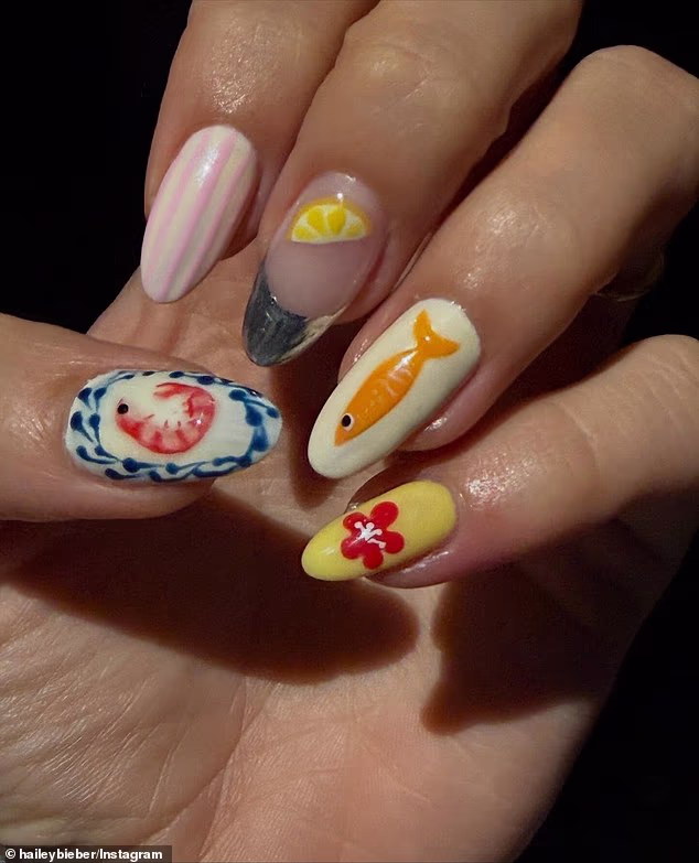 Sirena je bljesnula njezinim noktima; na palcu joj je bio škamp